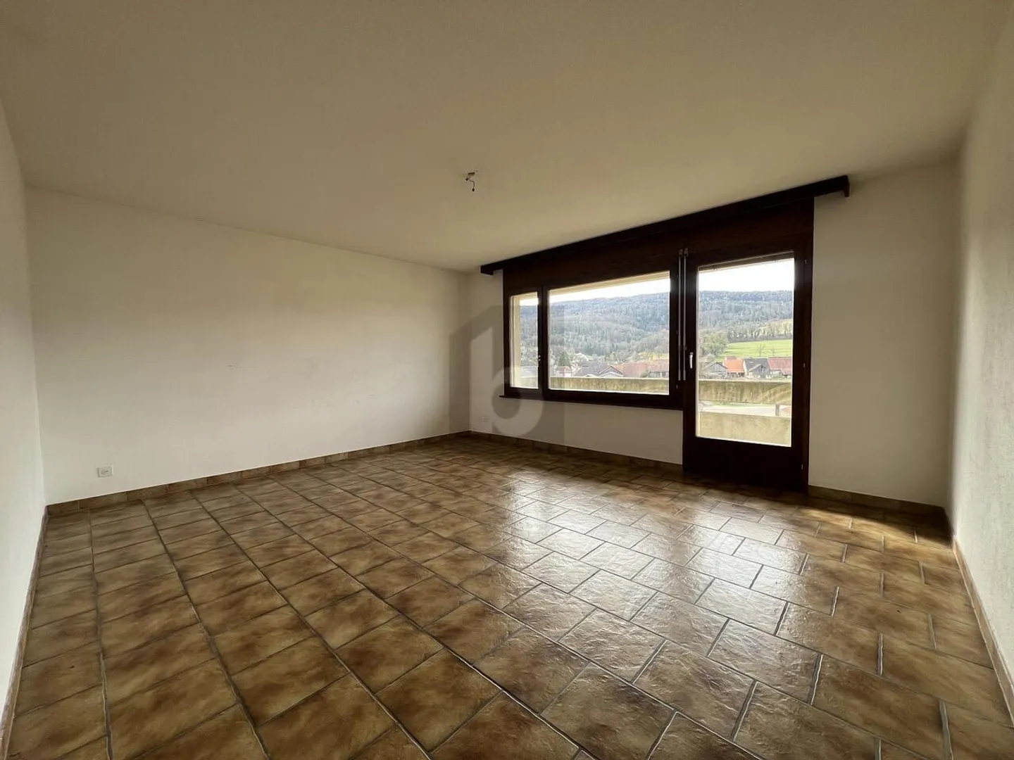 PRACTICAL AND BRIGHT APARTMENT IN CHEVENEZ - Photo 4 of 6