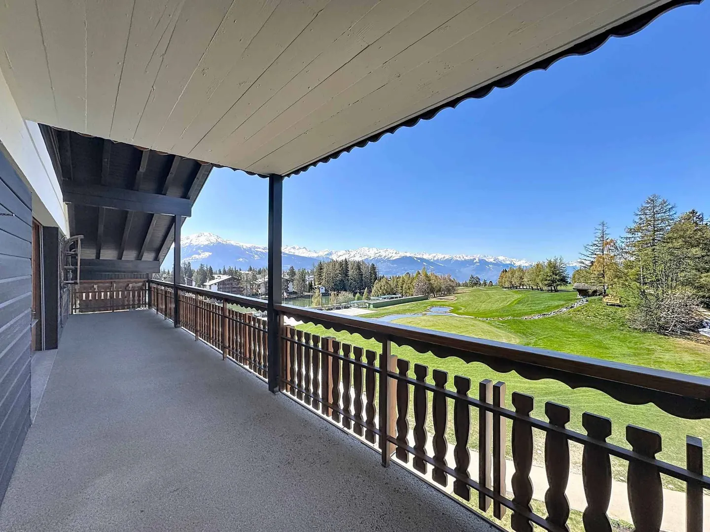 Situazione eccezionale - 4.5 stanze CON VISTA IMPRENDIBILE SUL GOLF E STUDIO INDIPENDENTE - Foto 6 di 13