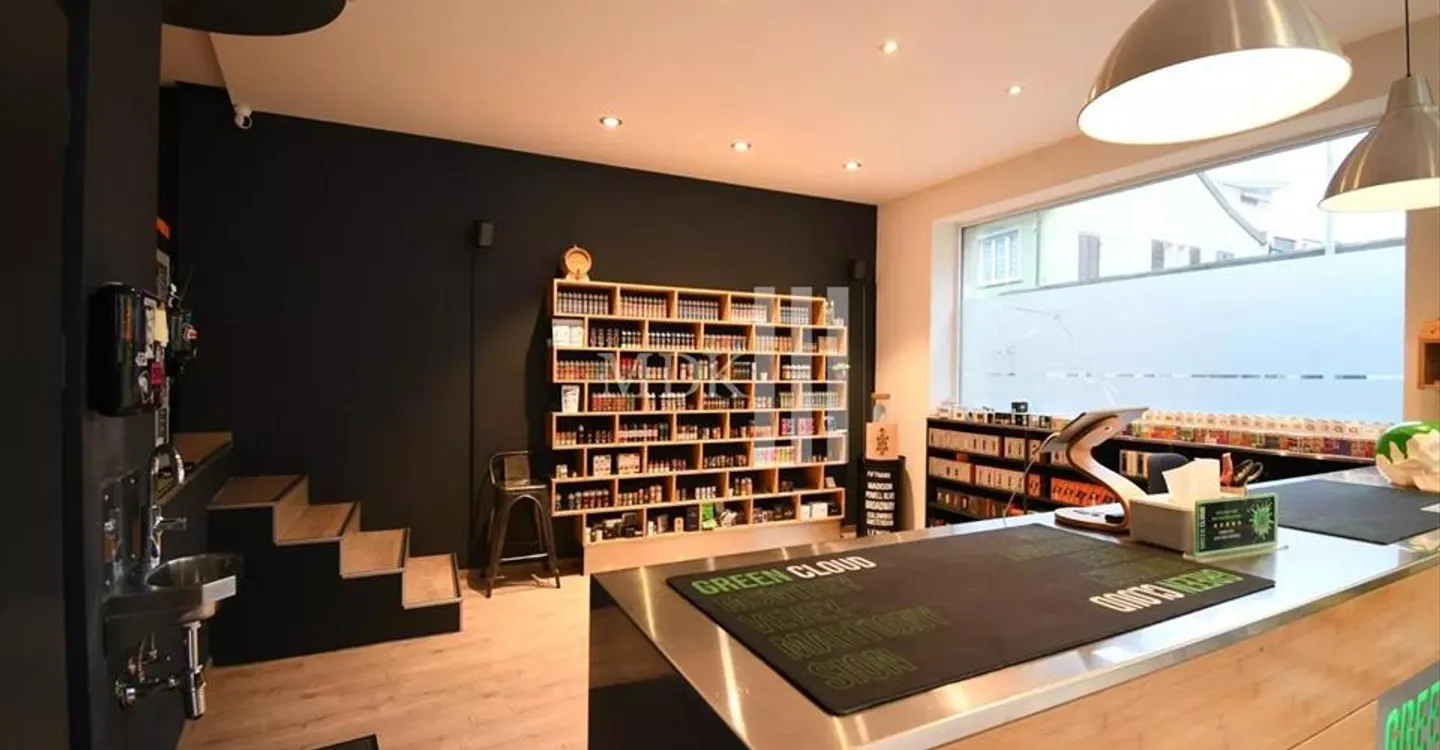 Mixed-use building for rent - Photo 3 of 7