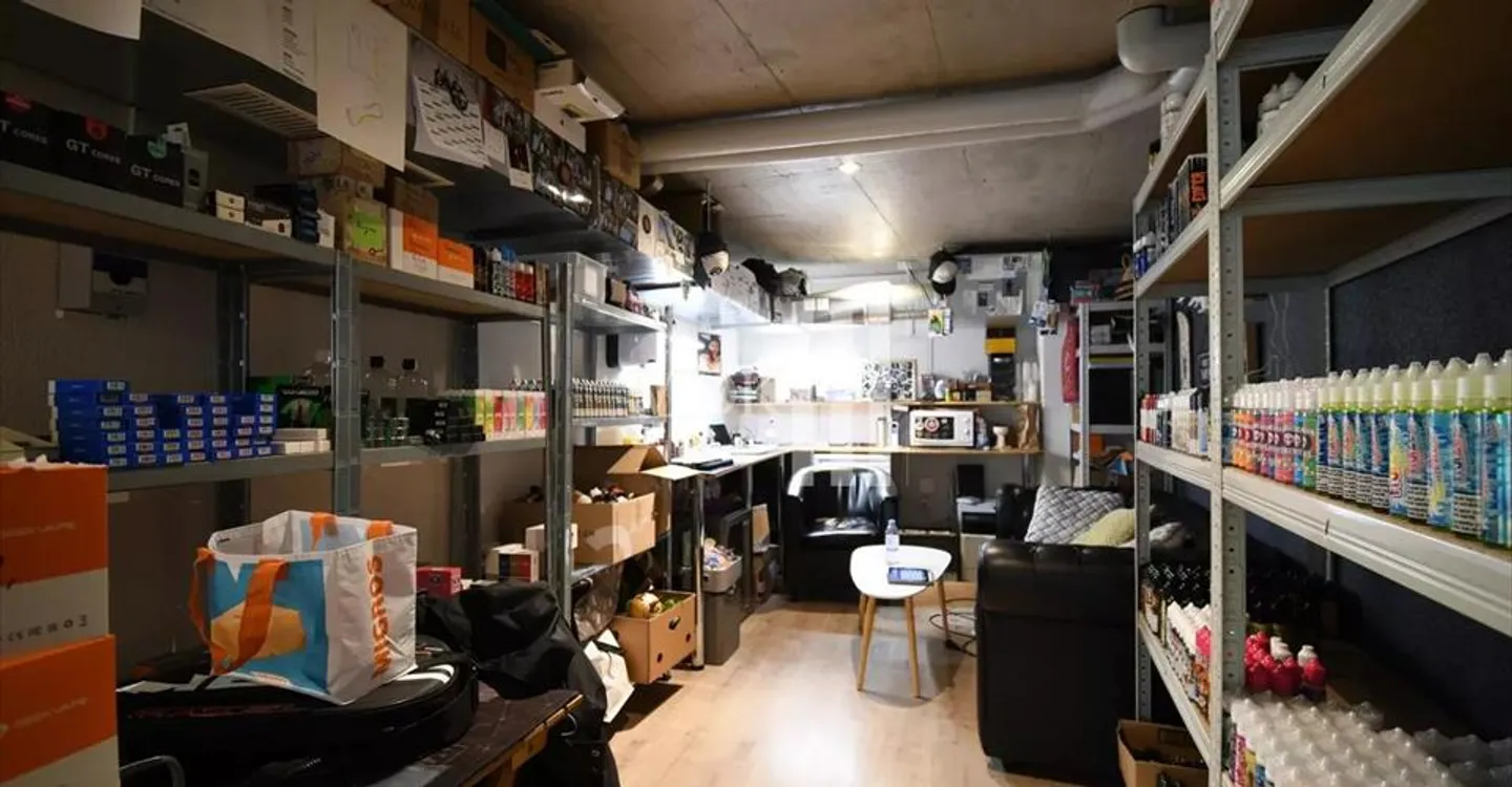 Mixed-use building for rent - Photo 7 of 7