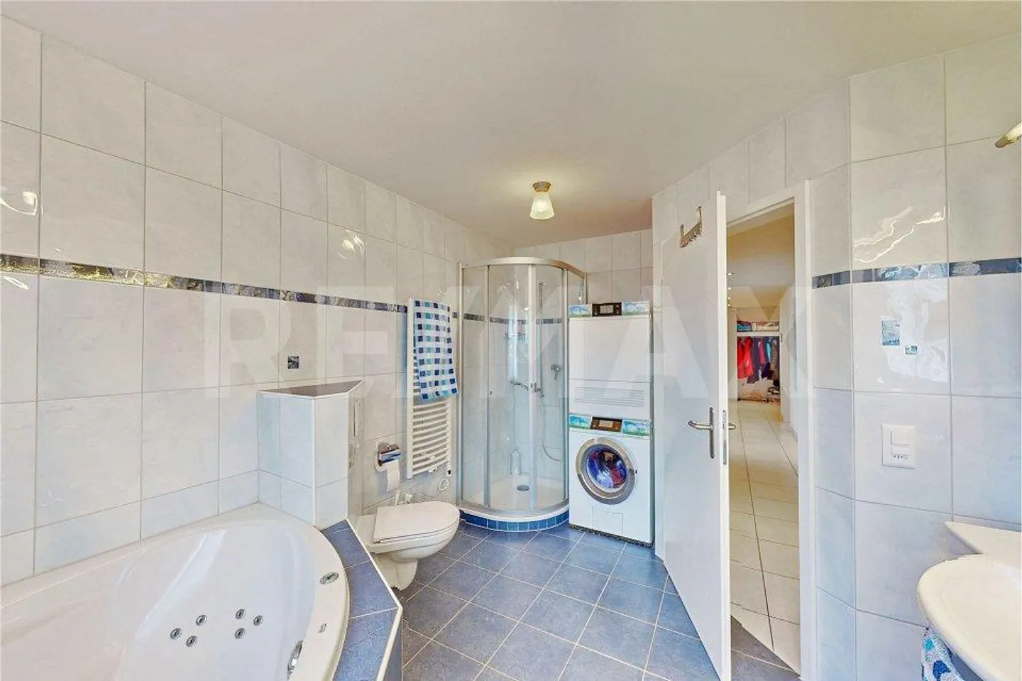 5½ Room Apartment, Elevator, Underground Parking Space Included, Lake View, Glazed... - Photo 3 of 13