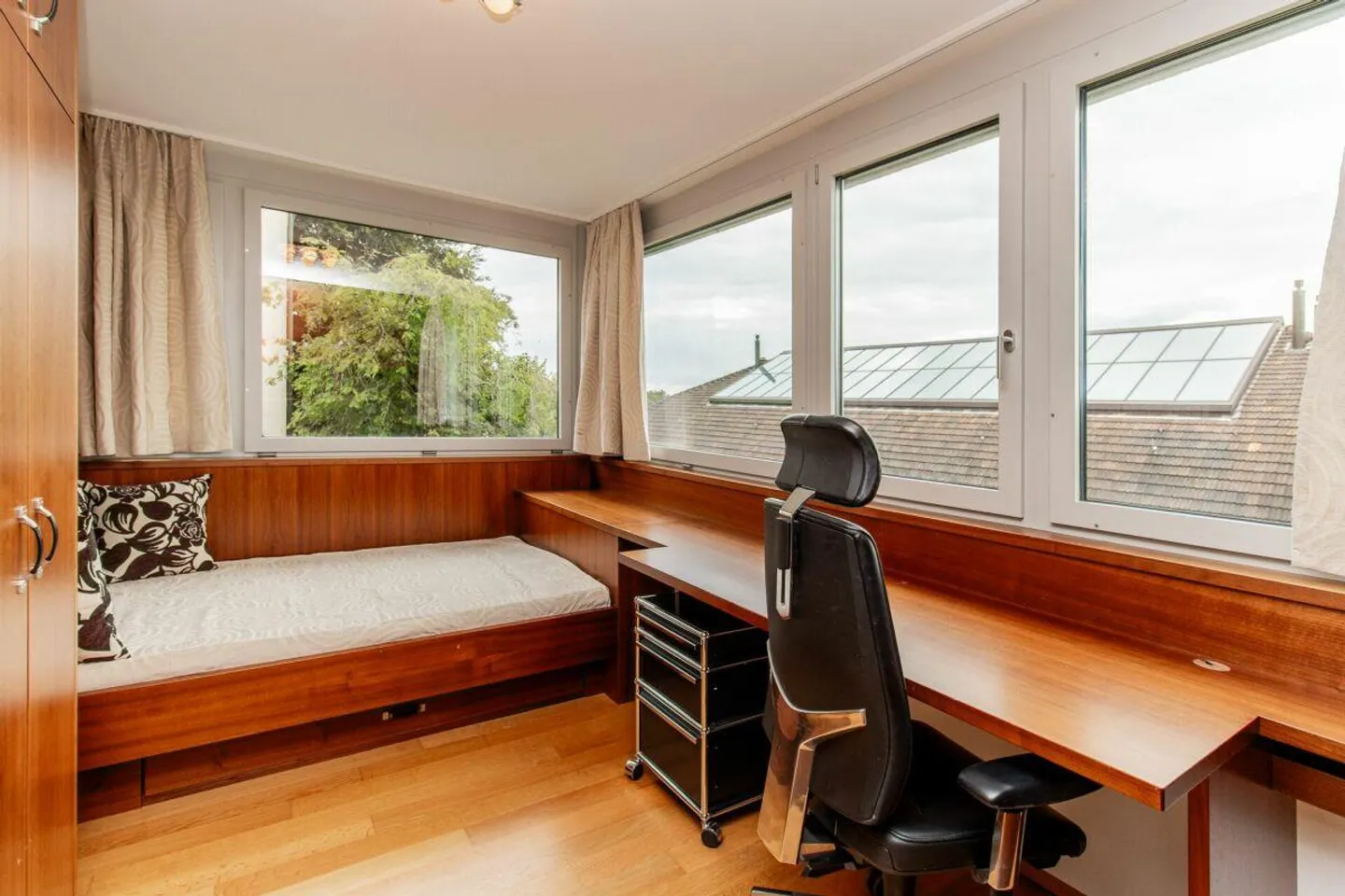 Stylishly furnished 4.5-room apartment near the University of St. Gallen - bright, modern & ready to move in - Photo 6 of 13