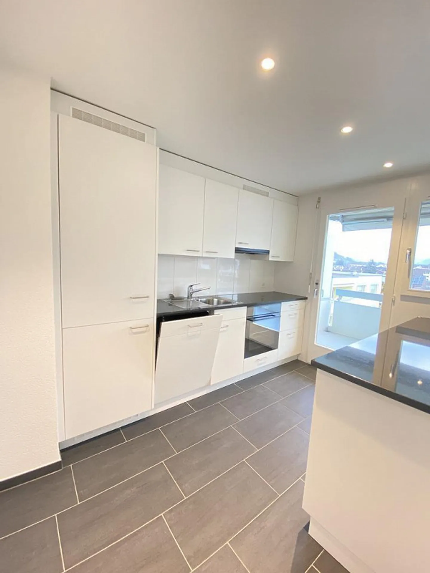 Ampio appartamento di 4,5 locali con cucina e bagno ristrutturati - Foto 2 di 9