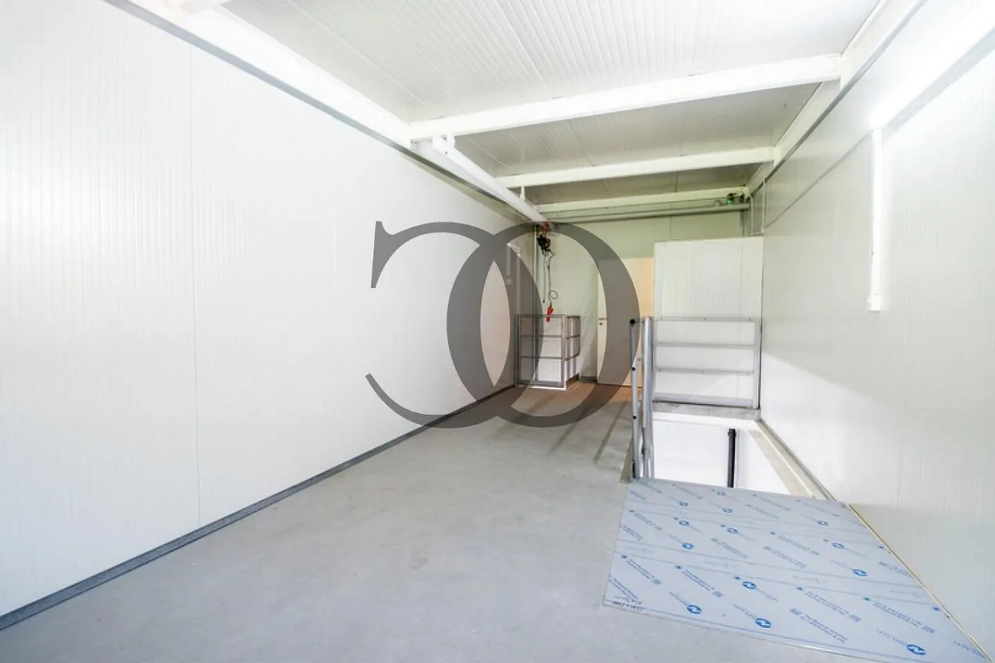 Investment Garage Units in Roche - Photo 4 of 6
