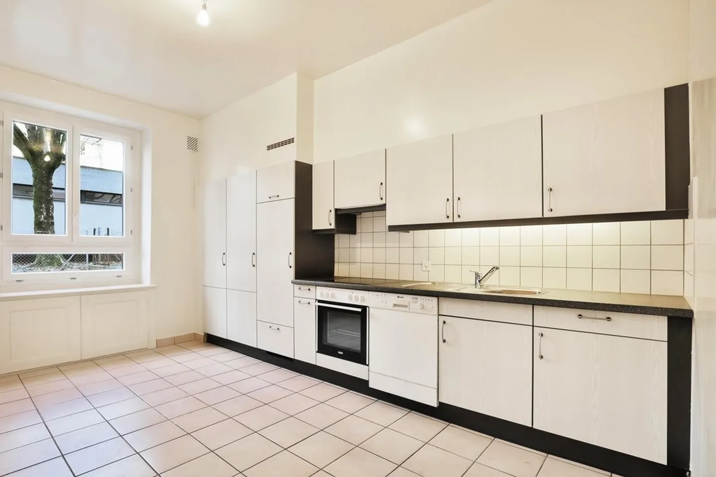 Modern and bright 3.5-room apartment in a quiet setting - Photo 2 of 7