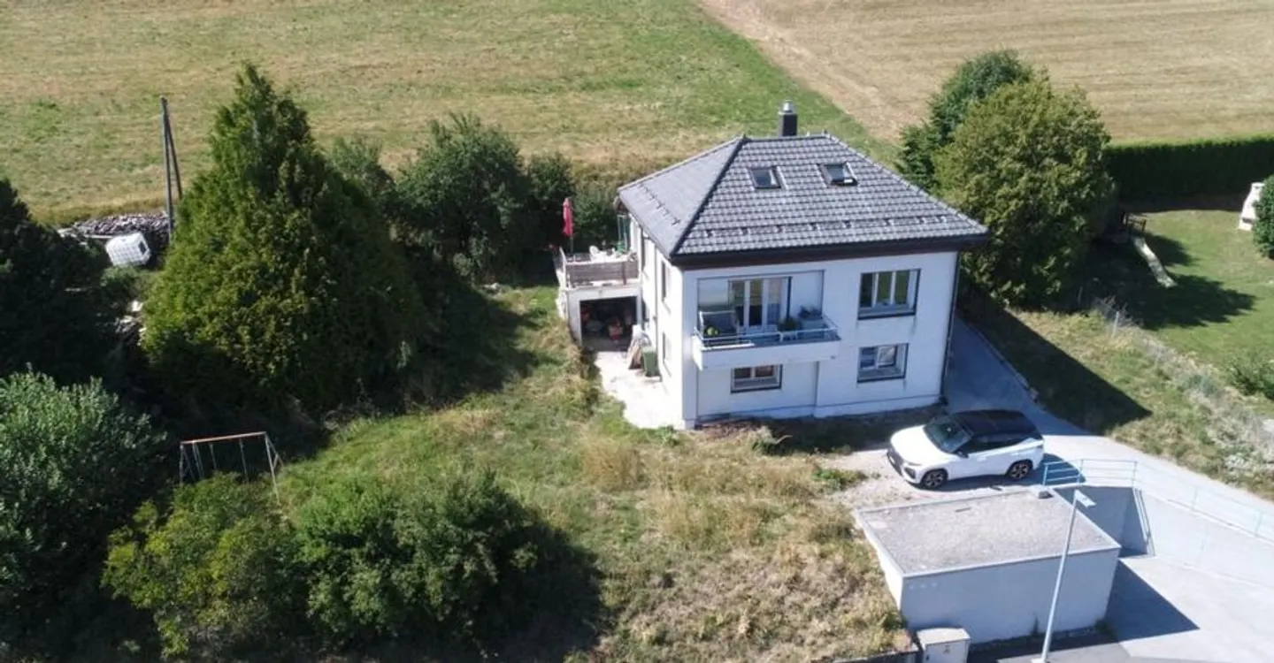 Casa indipendente luminosa con vista libera e grande potenziale - Foto 1 di 10