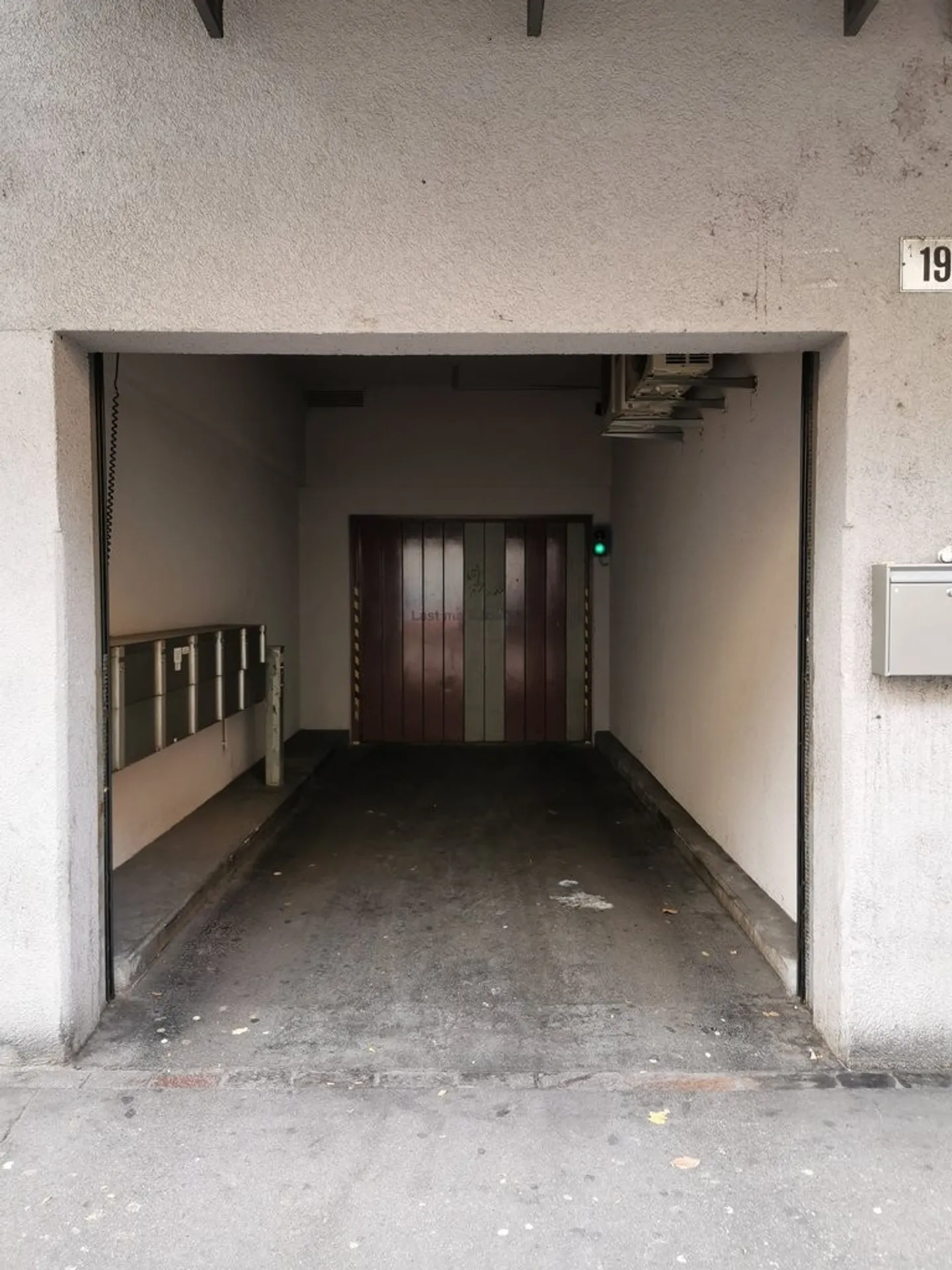 Einstellplatz in Tiefgarage zu vermieten - Foto 2 von 3