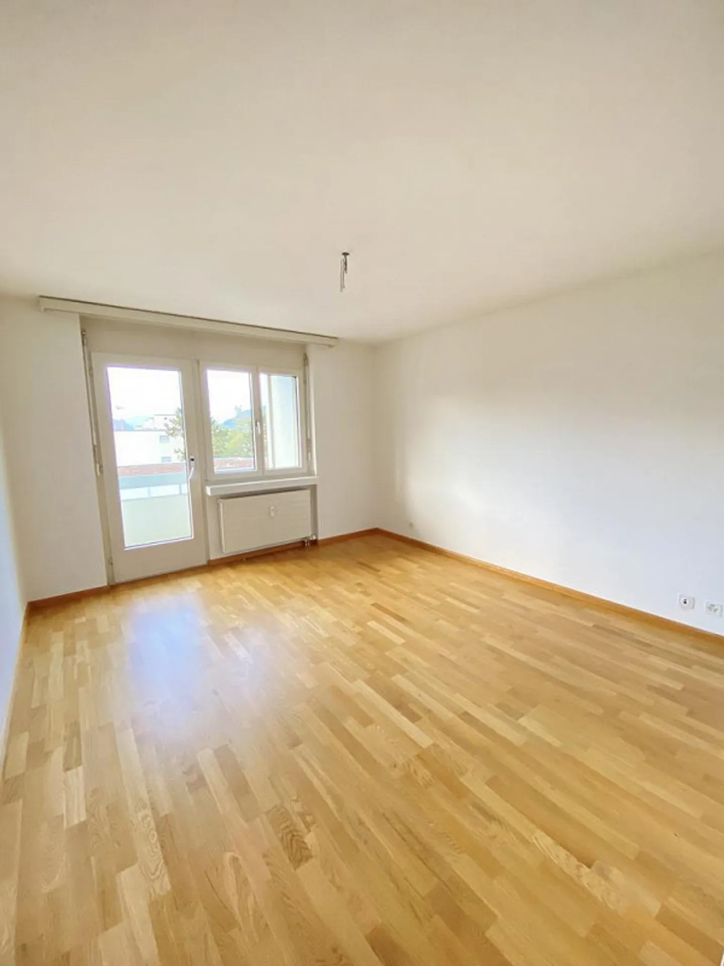 Ampio appartamento di 4,5 locali con cucina e bagno ristrutturati - Foto 7 di 9