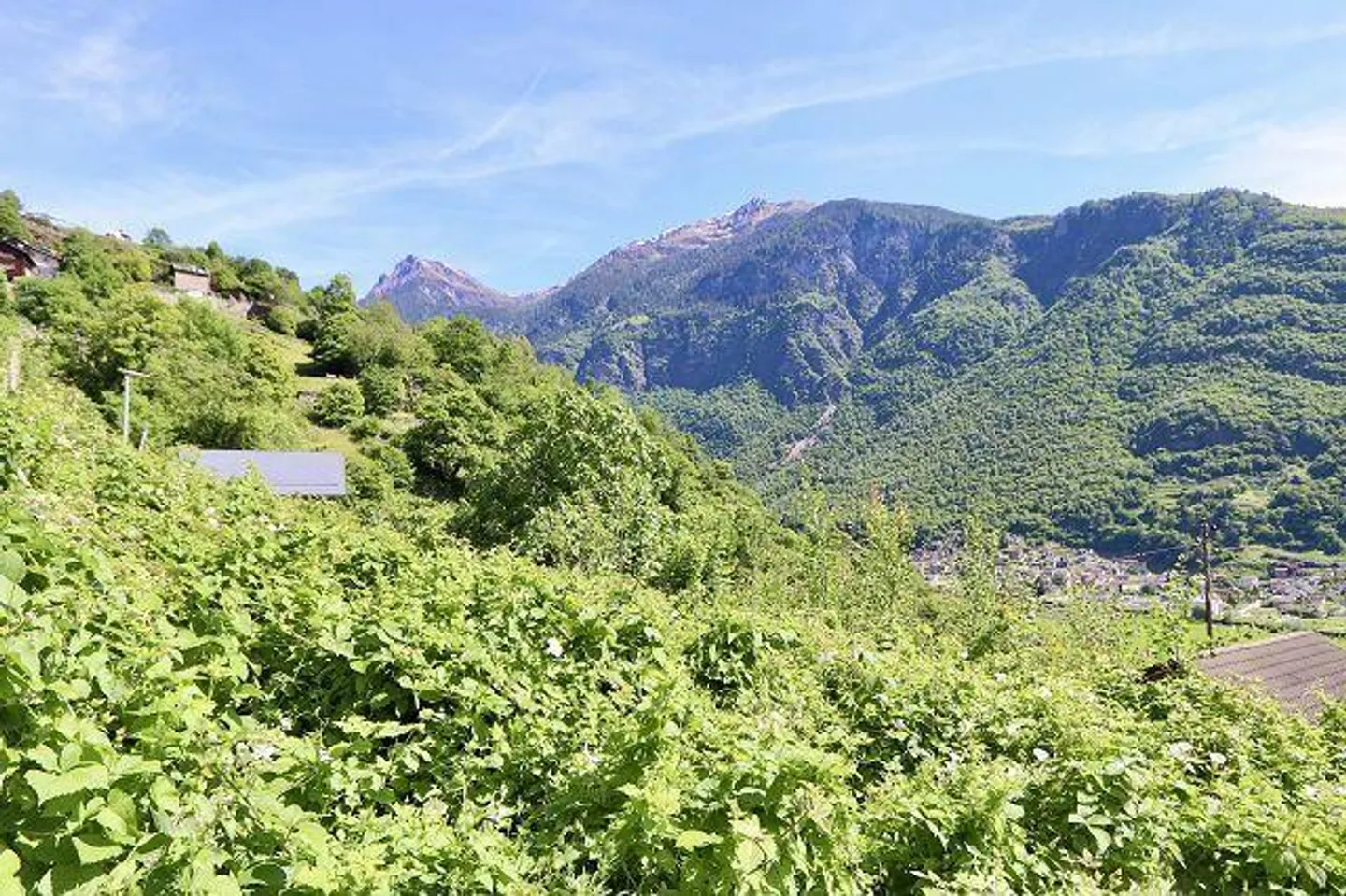 Terreno edificabile di 914 m2 in una posizione molto tranquilla e soleggiata con una bella vista - Foto 1 di 17