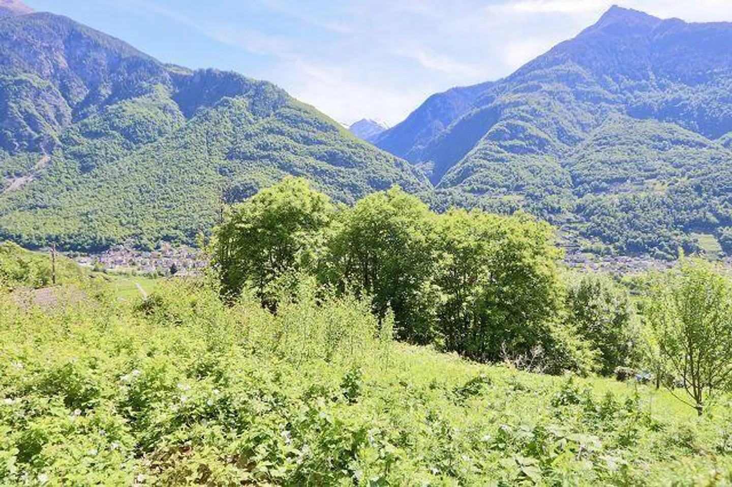Terreno edificabile di 914 m2 in una posizione molto tranquilla e soleggiata con una bella vista - Foto 2 di 17