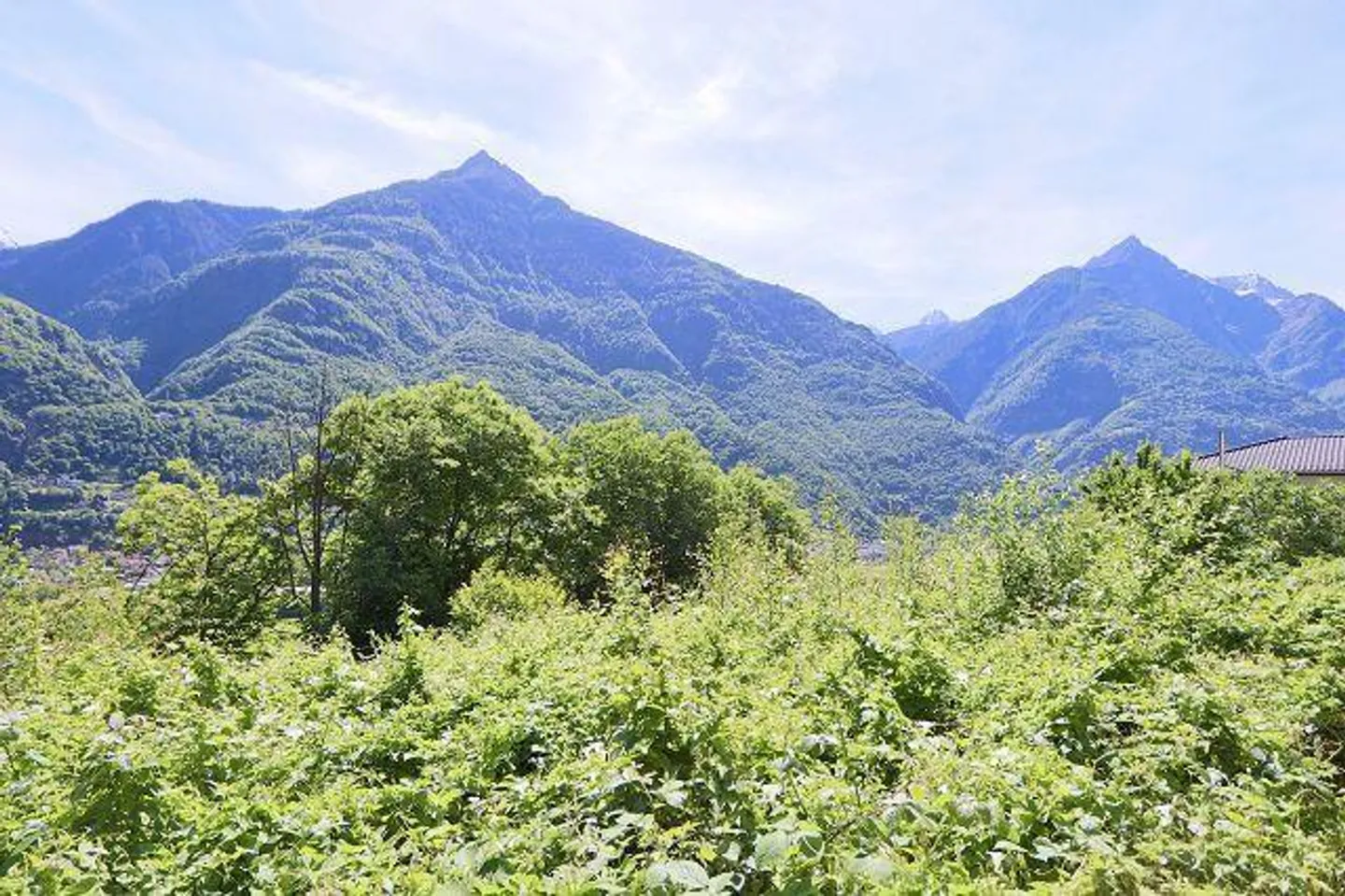 Terreno edificabile di 914 m2 in una posizione molto tranquilla e soleggiata con una bella vista - Foto 3 di 17