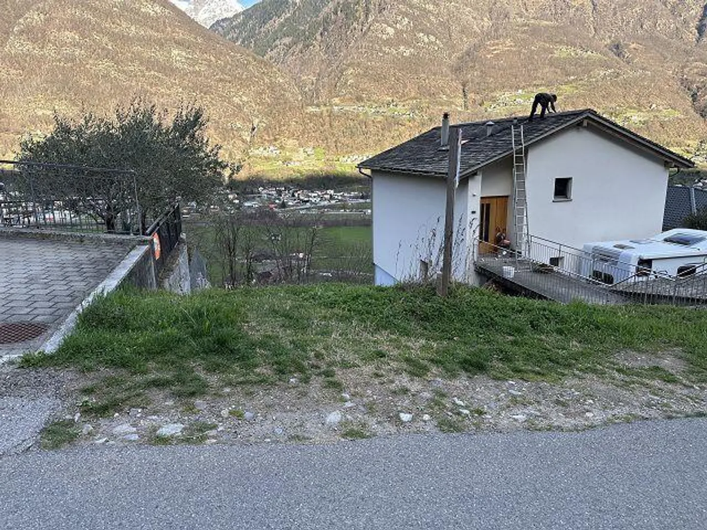 Terreno edificabile di 914 m2 in una posizione molto tranquilla e soleggiata con una bella vista - Foto 13 di 17