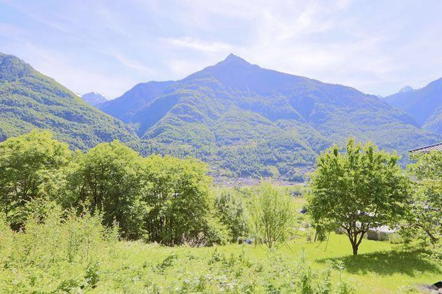 Terreno edificabile di 914 m2 in una posizione molto tranquilla e soleggiata con una bella vista - Foto 4 di 17