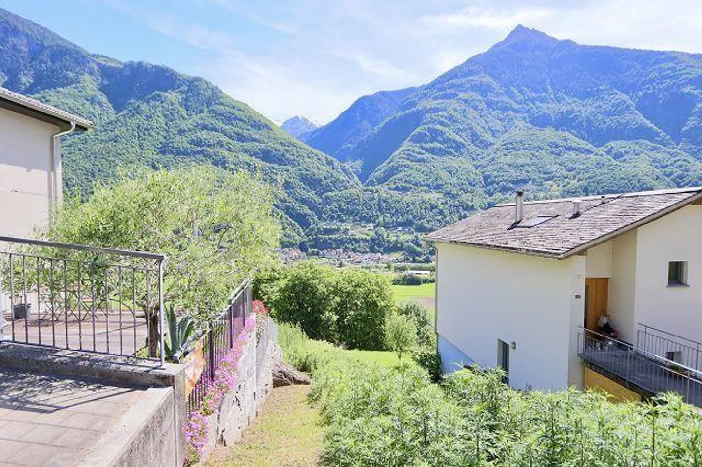 Terreno edificabile di 914 m2 in una posizione molto tranquilla e soleggiata con una bella vista - Foto 5 di 17
