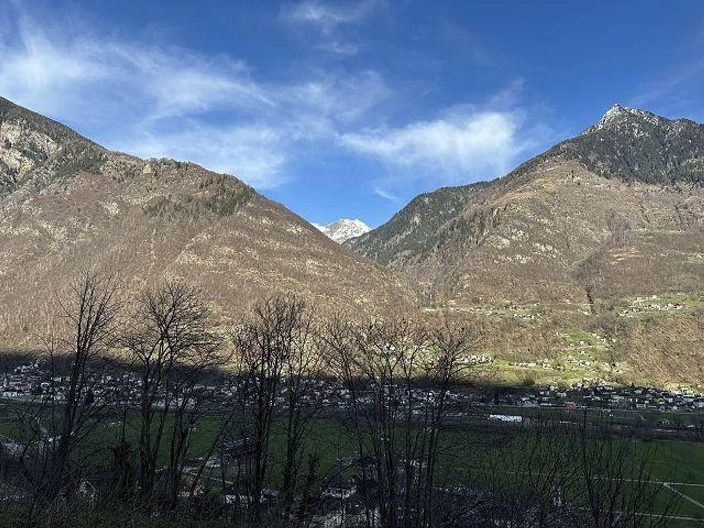 Terreno edificabile di 914 m2 in una posizione molto tranquilla e soleggiata con una bella vista - Foto 7 di 17