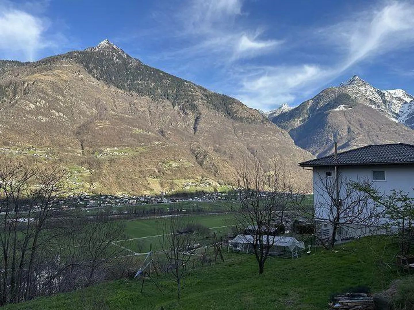 Terreno edificabile di 914 m2 in una posizione molto tranquilla e soleggiata con una bella vista - Foto 9 di 17