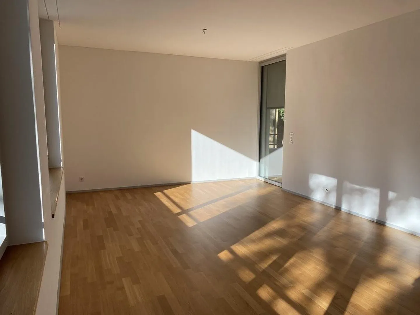 Charmante appartement de 2,5 pièces au rez-de-chaussée - Photo 2 sur 8