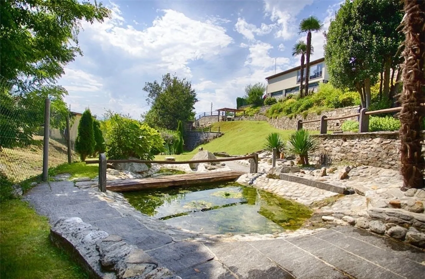 Elegante Einfamilienvilla mit 7 Schlafzimmern und Pool in panoramischer Lage - Foto 9 von 10