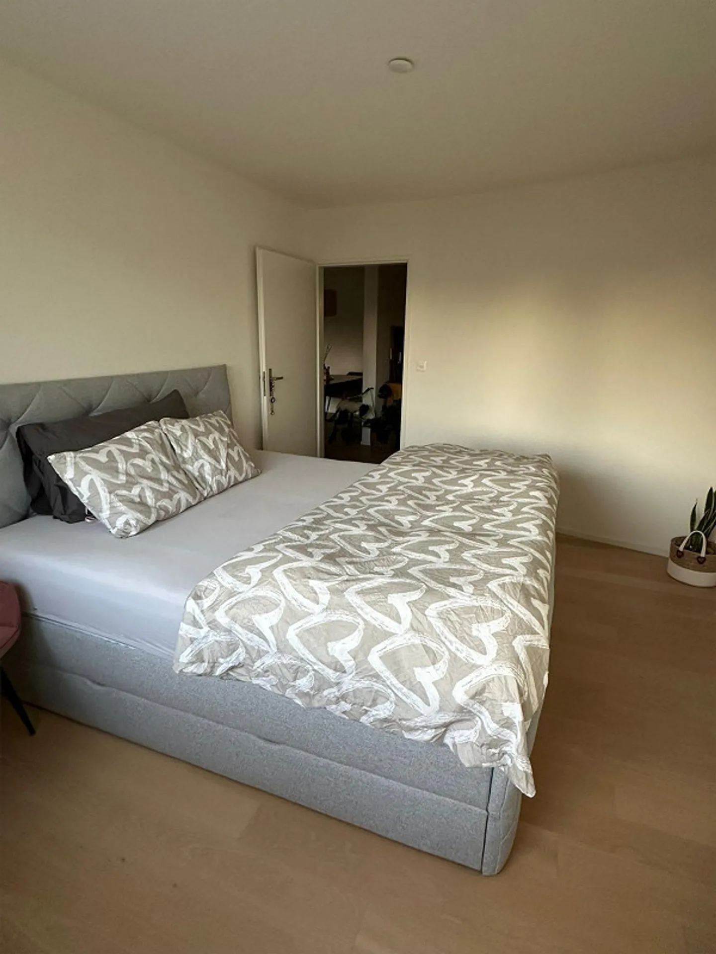 Furnished 3.5-Room Apartment with Balcony in Zurich Höngg - Photo 3 of 7