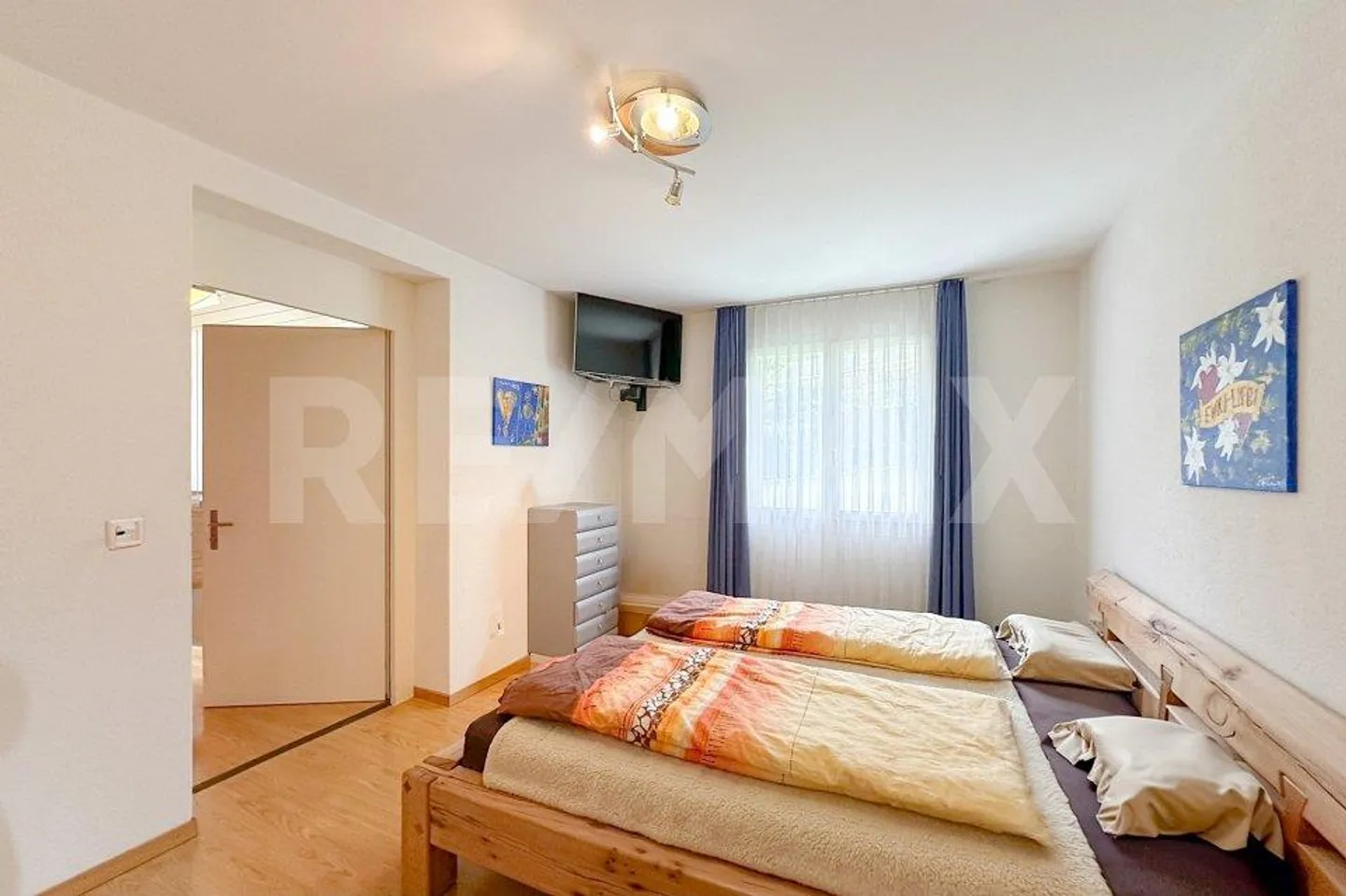 Attractive residential and commercial property in a central location - Photo 5 of 13