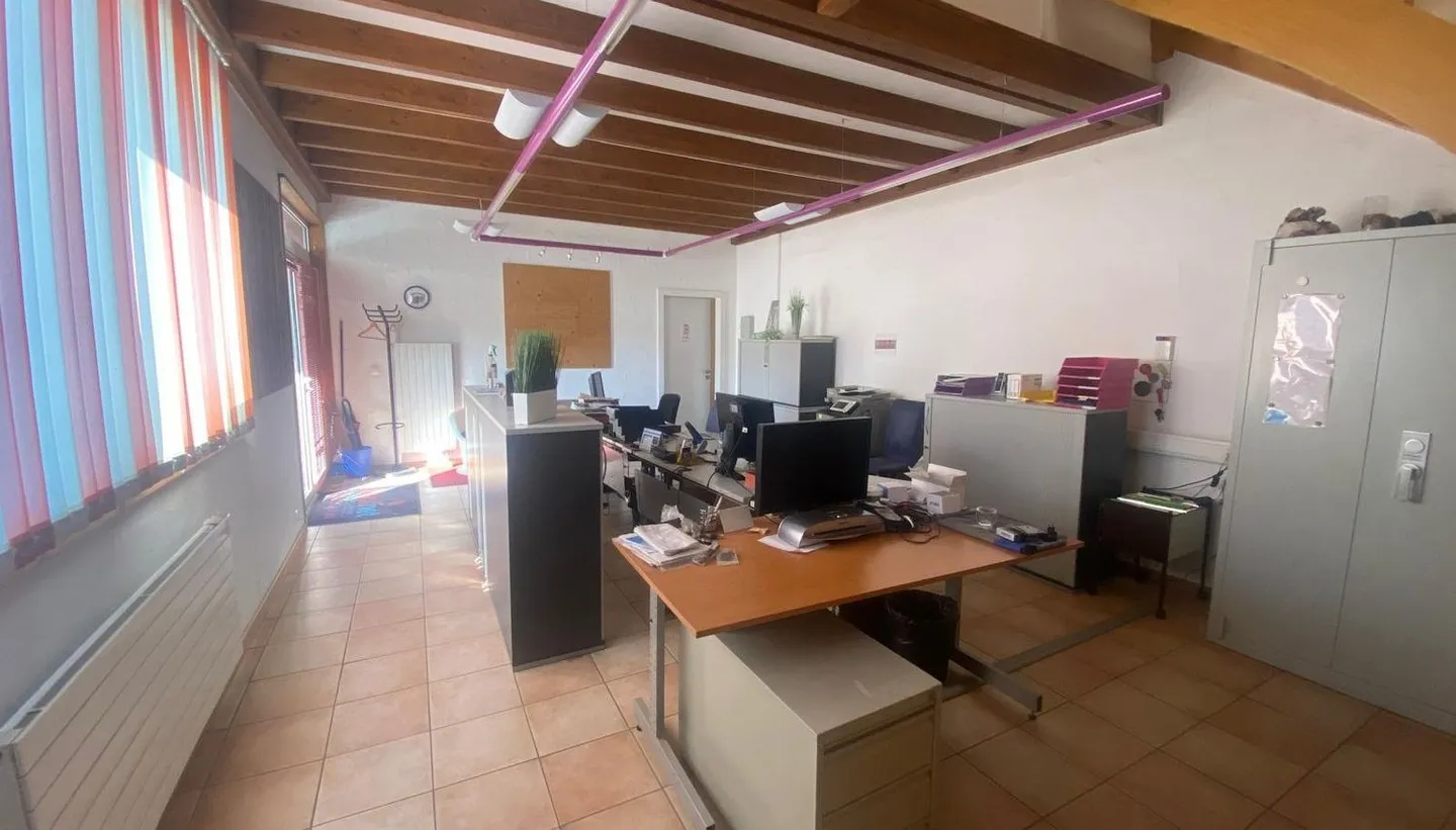 OFFICE/SHOWROOM 105m2 on 2 floors - 2,390.- per month / utilities included - Photo 1 of 12