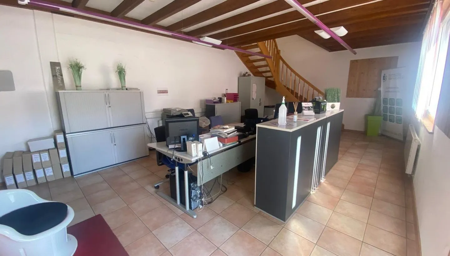 OFFICE/SHOWROOM 105m2 on 2 floors - 2,390.- per month / utilities included - Photo 2 of 12