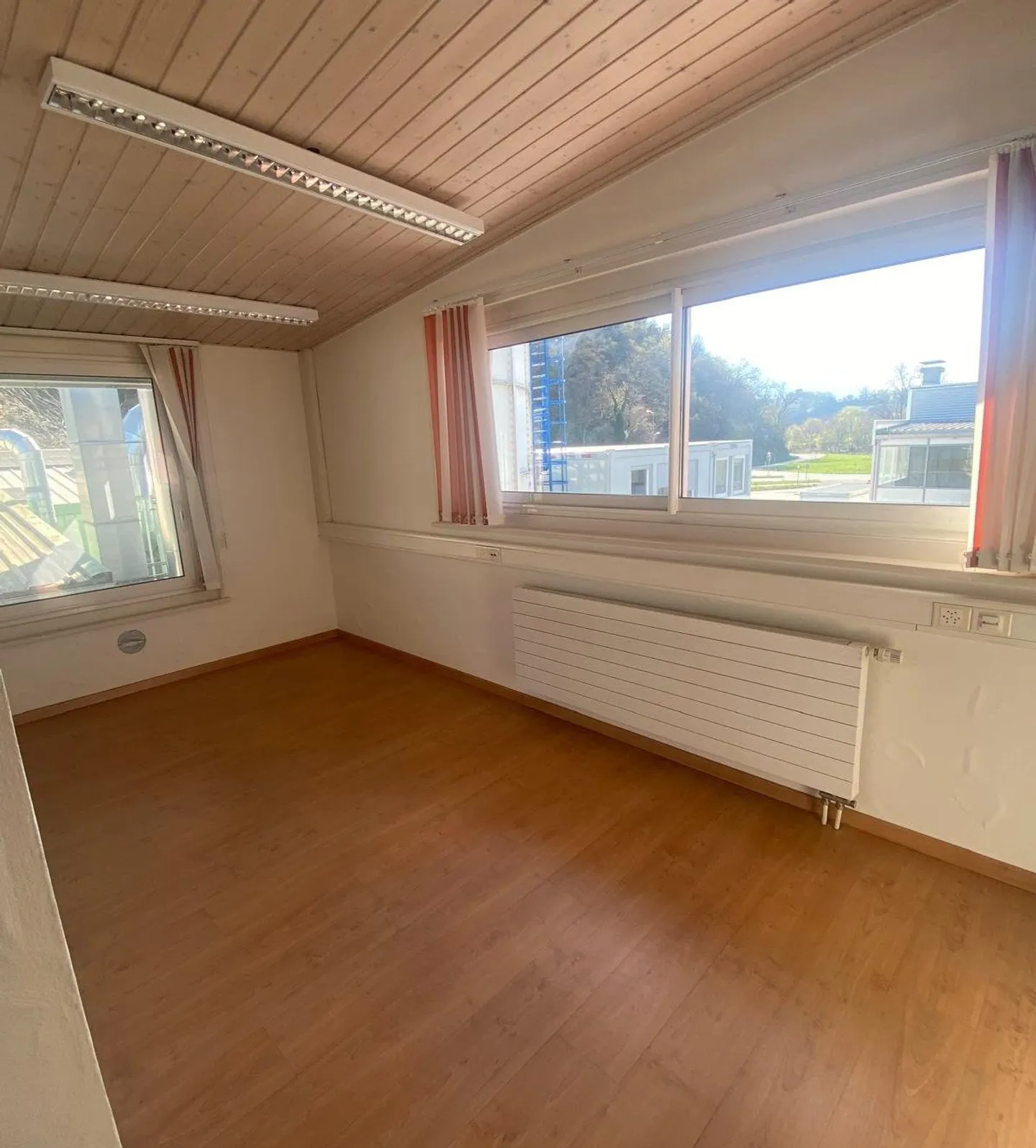 OFFICE/SHOWROOM 105m2 on 2 floors - 2,390.- per month / utilities included - Photo 6 of 12