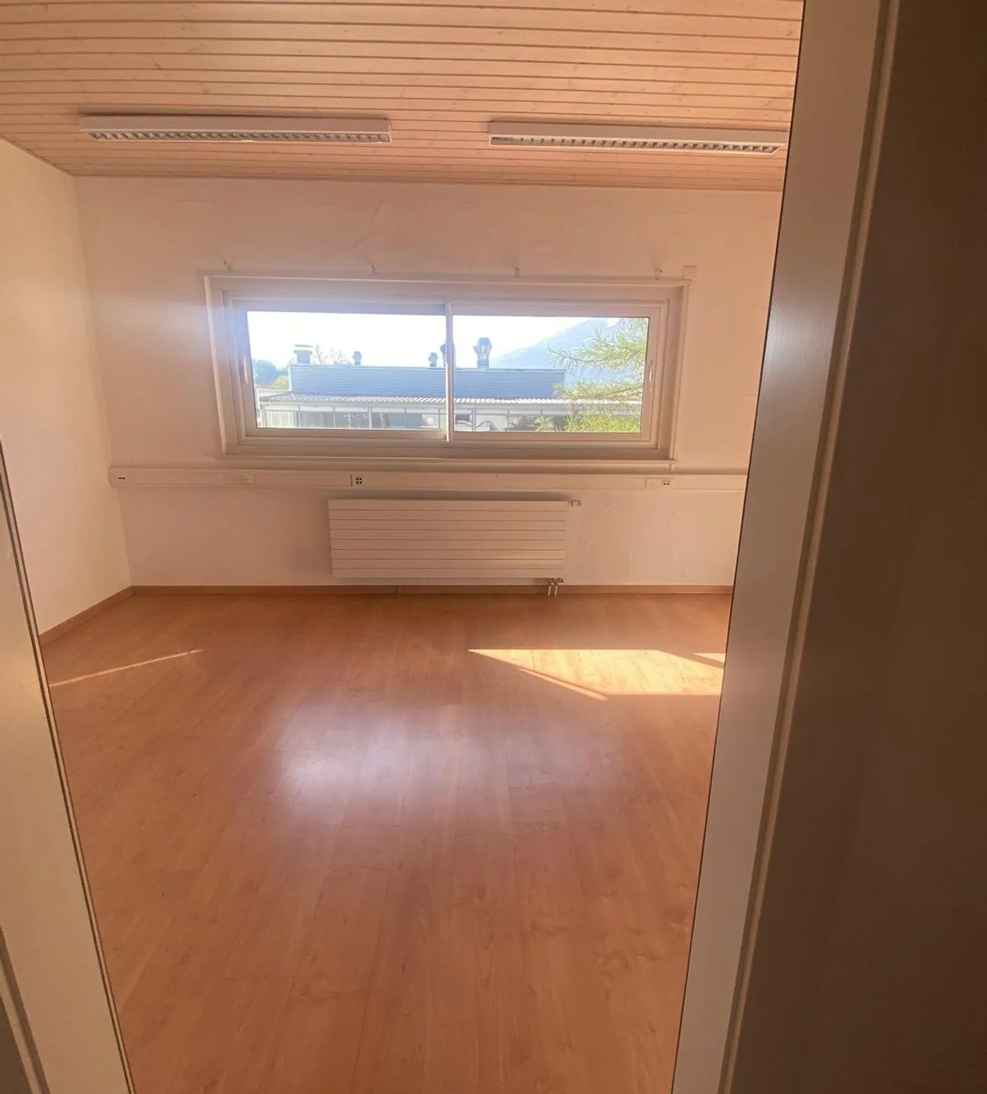 OFFICE/SHOWROOM 105m2 on 2 floors - 2,390.- per month / utilities included - Photo 7 of 12