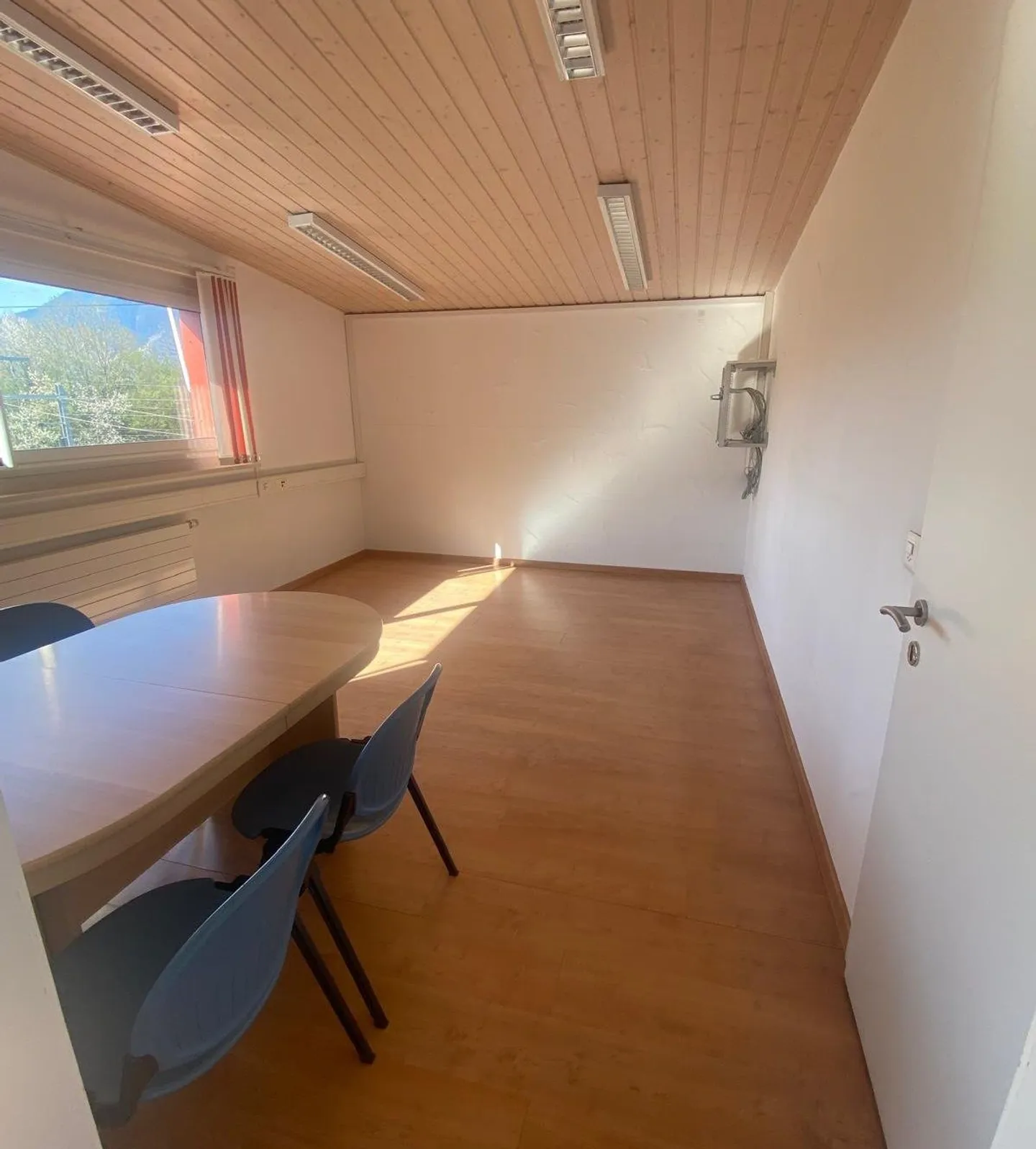 OFFICE/SHOWROOM 105m2 on 2 floors - 2,390.- per month / utilities included - Photo 8 of 12