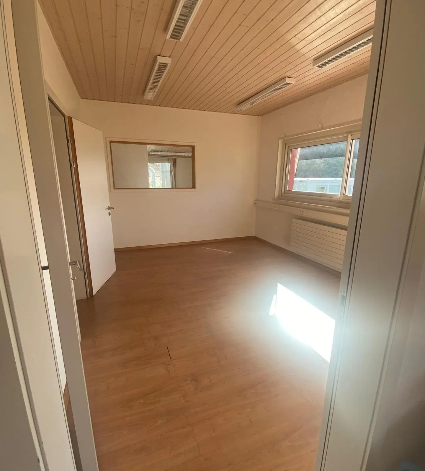 OFFICE/SHOWROOM 105m2 on 2 floors - 2,390.- per month / utilities included - Photo 9 of 12