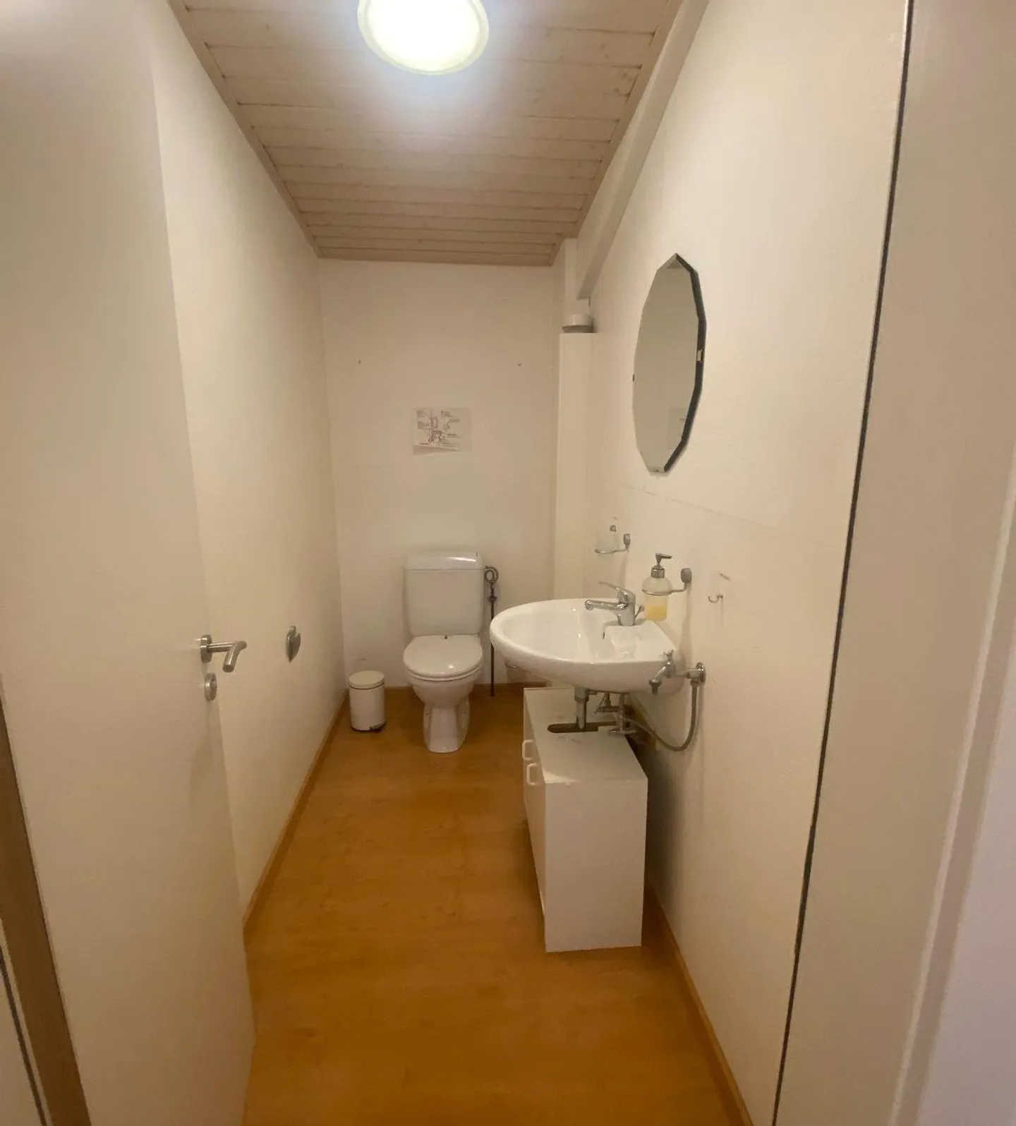 OFFICE/SHOWROOM 105m2 on 2 floors - 2,390.- per month / utilities included - Photo 11 of 12