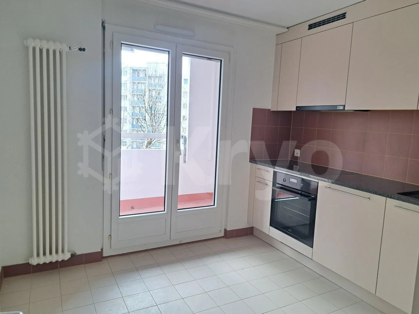 RENOVATED APARTMENT WITH BALCONY AND ELEVATOR - Photo 3 of 12