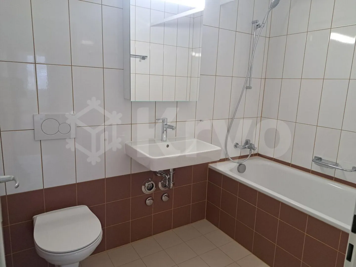 RENOVATED APARTMENT WITH BALCONY AND ELEVATOR - Photo 11 of 12