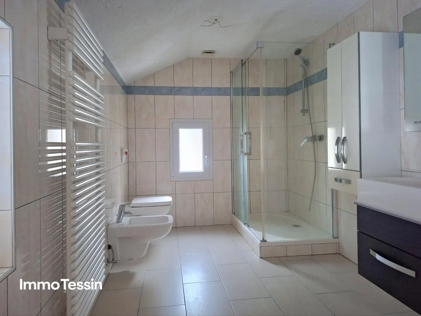 Grosszügiges & komplett renoviertes Haus mit 7 Schlafzimmern an ruh... - Foto 12 von 13