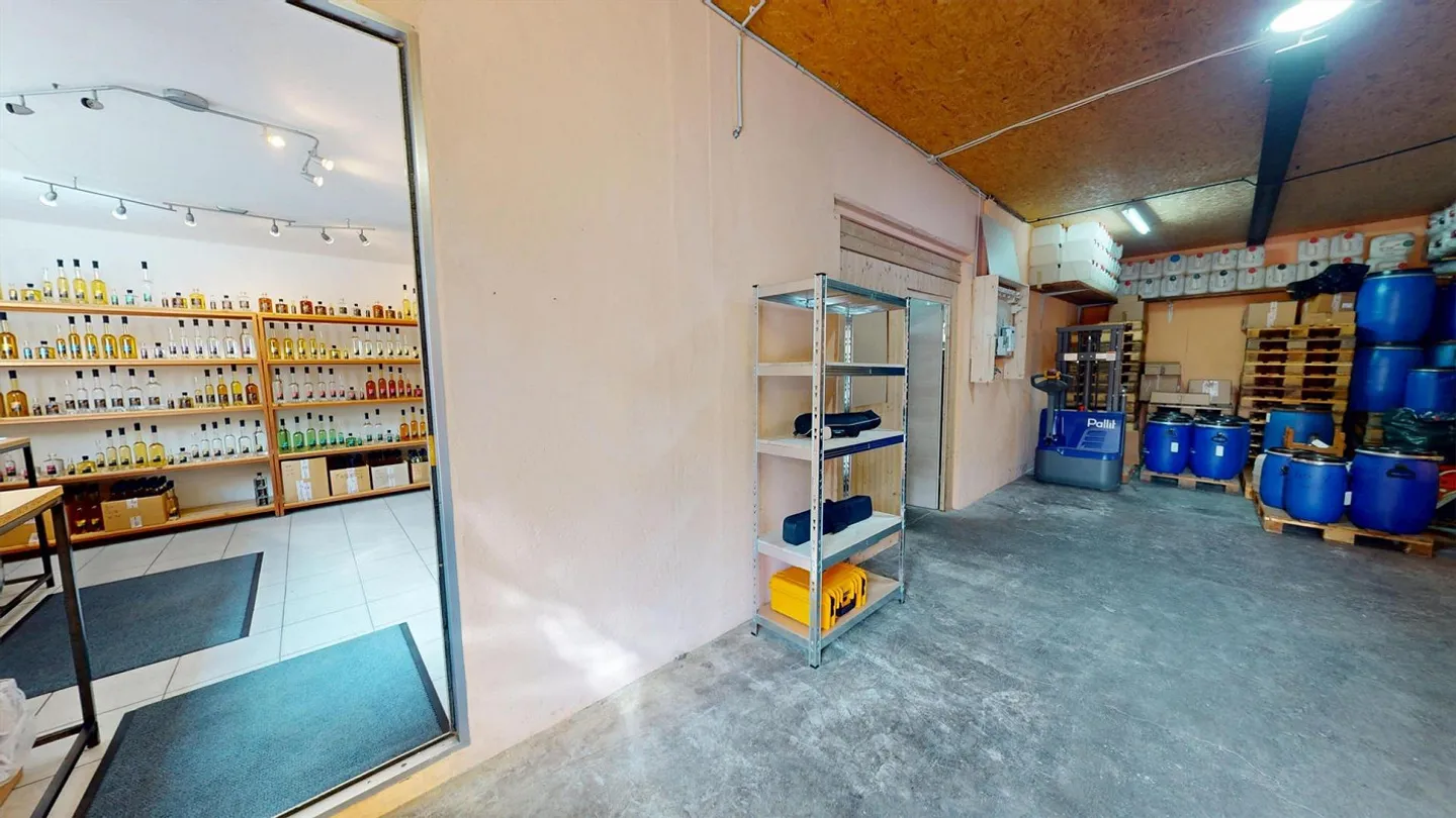 Propriété commerciale avec distillerie entièrement équipée et potentiel d'extension - Photo 5 sur 13
