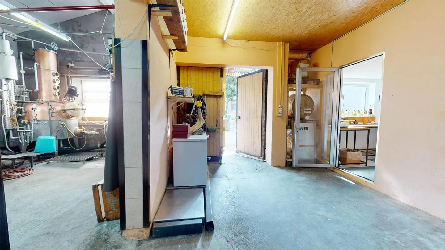 Propriété commerciale avec distillerie entièrement équipée et potentiel d'extension - Photo 6 sur 13
