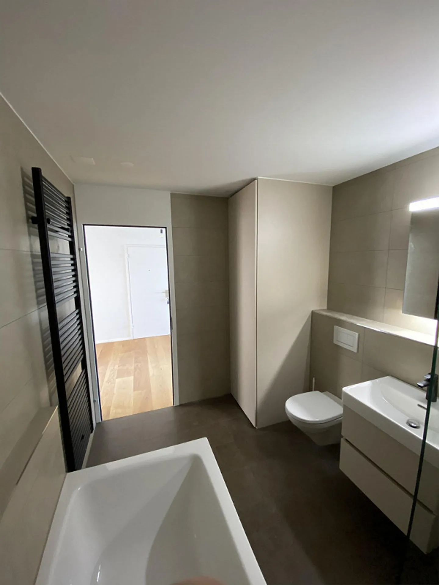 Quiet and modern 4.5-room apartment with panoramic view & south balcony - Photo 2 of 19