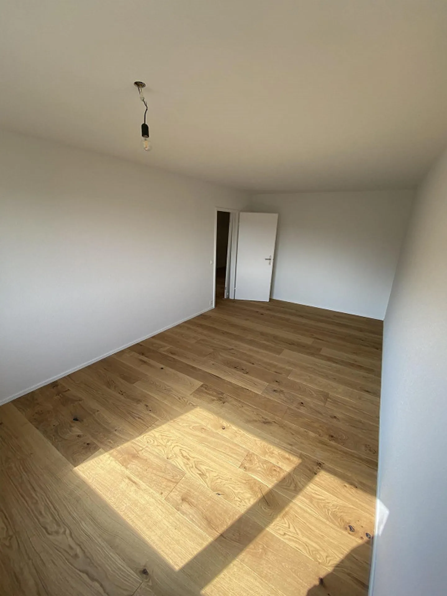 Quiet and modern 4.5-room apartment with panoramic view & south balcony - Photo 5 of 19