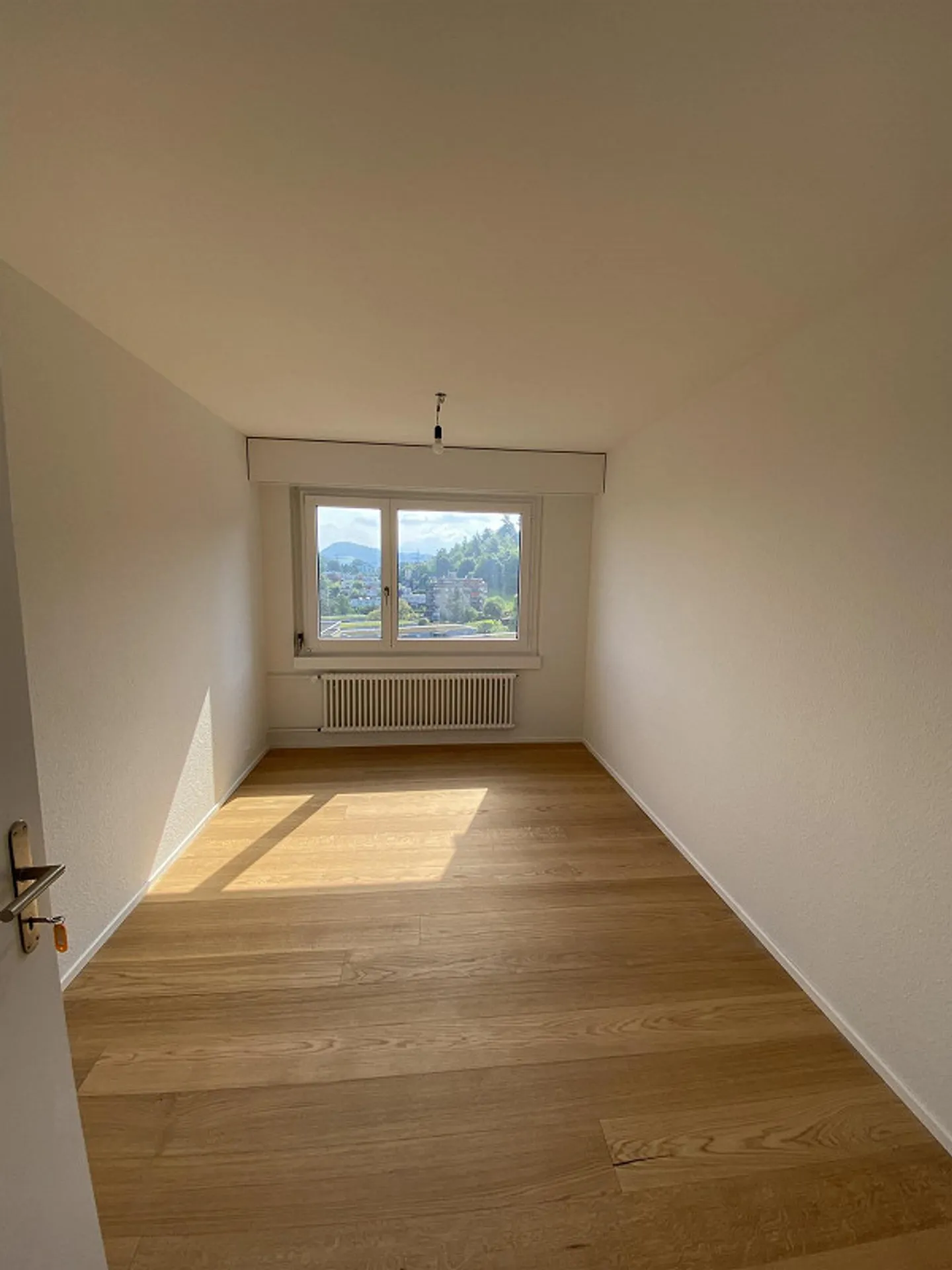 Quiet and modern 4.5-room apartment with panoramic view & south balcony - Photo 8 of 19