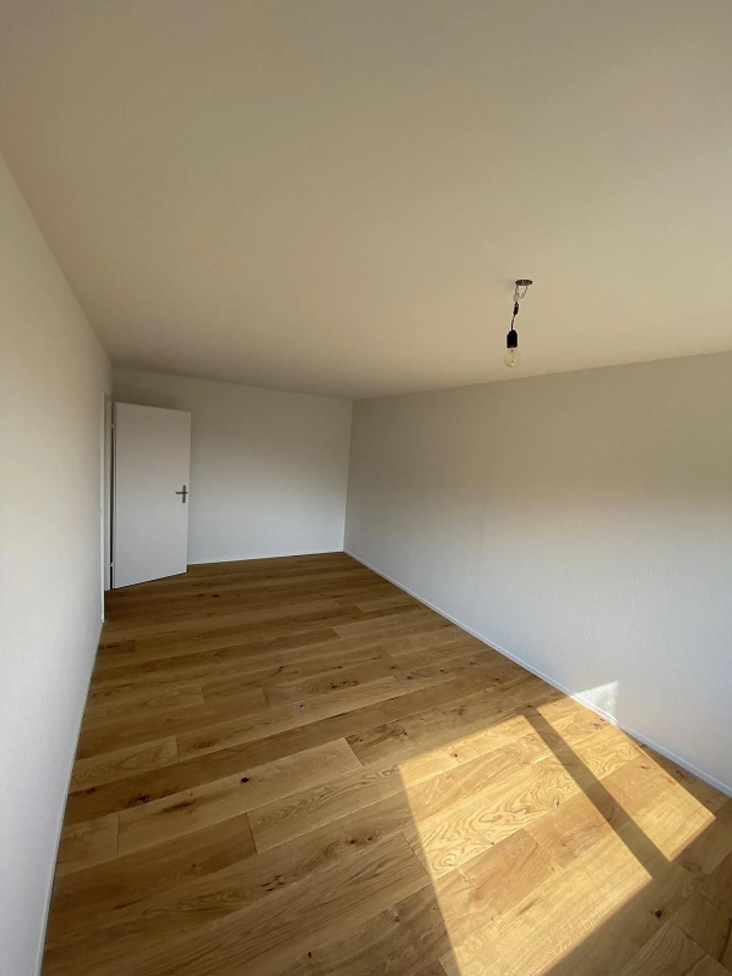 Quiet and modern 4.5-room apartment with panoramic view & south balcony - Photo 6 of 19