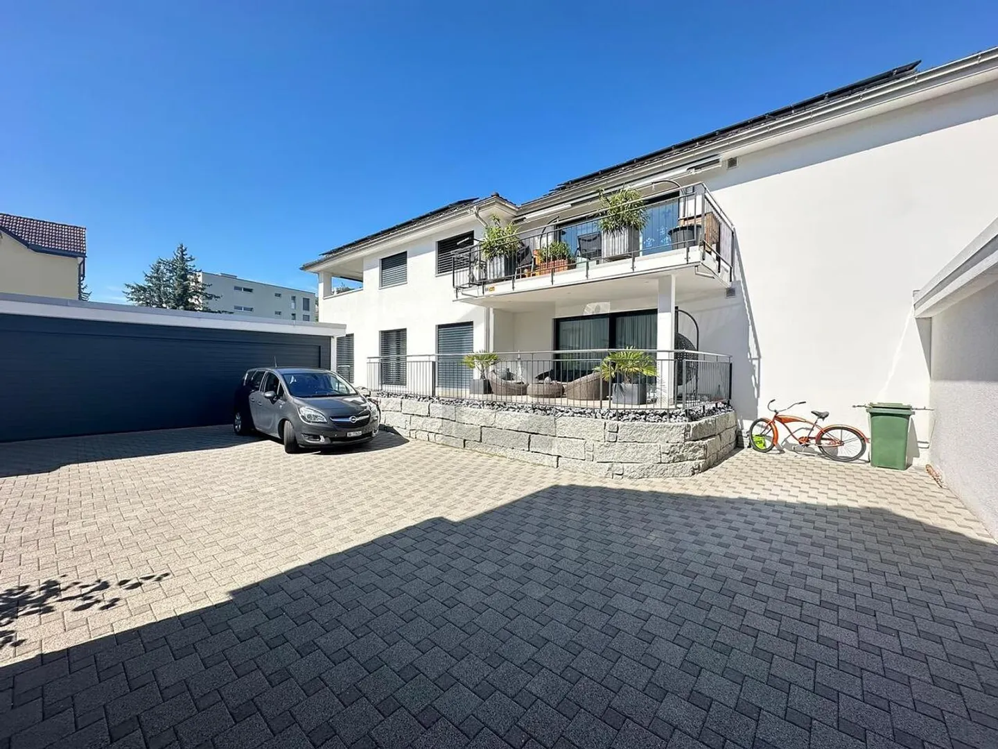 Modernes Mehrfamilienhaus - Foto 1 von 6