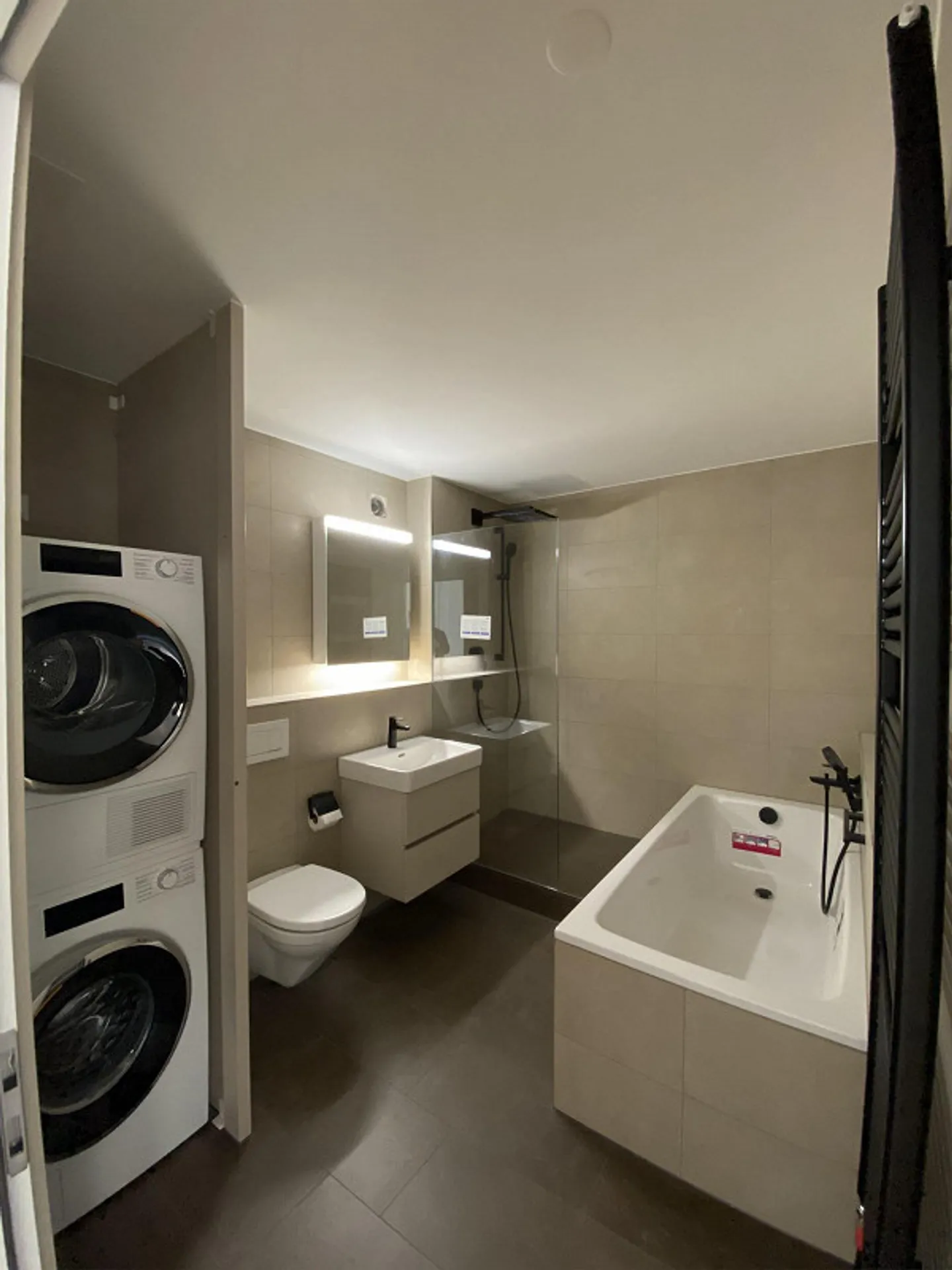 Quiet and modern 4.5-room apartment with panoramic view & south balcony - Photo 16 of 19