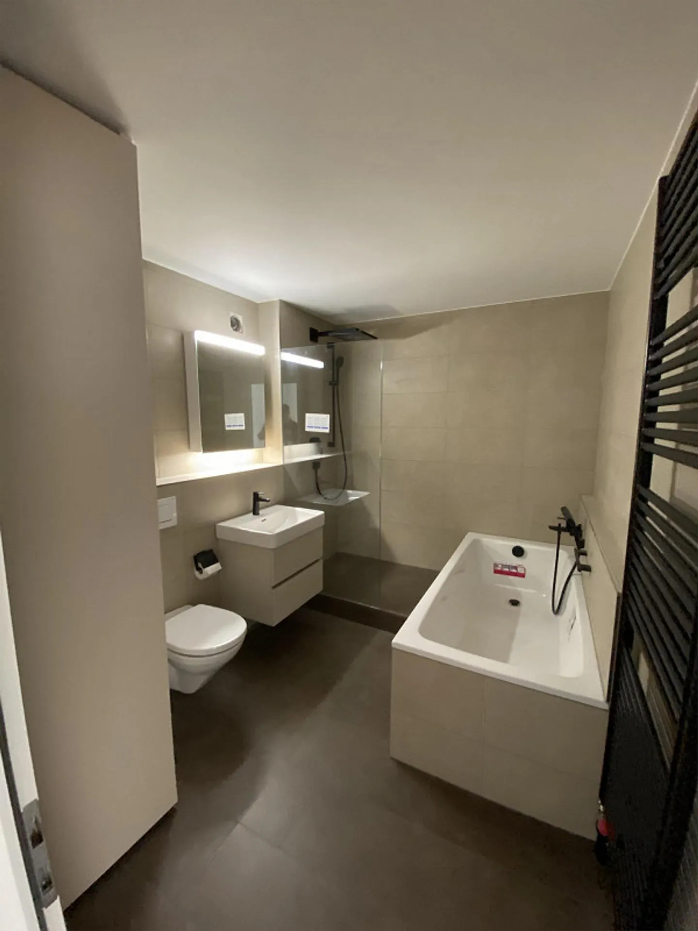 Quiet and modern 4.5-room apartment with panoramic view & south balcony - Photo 18 of 19