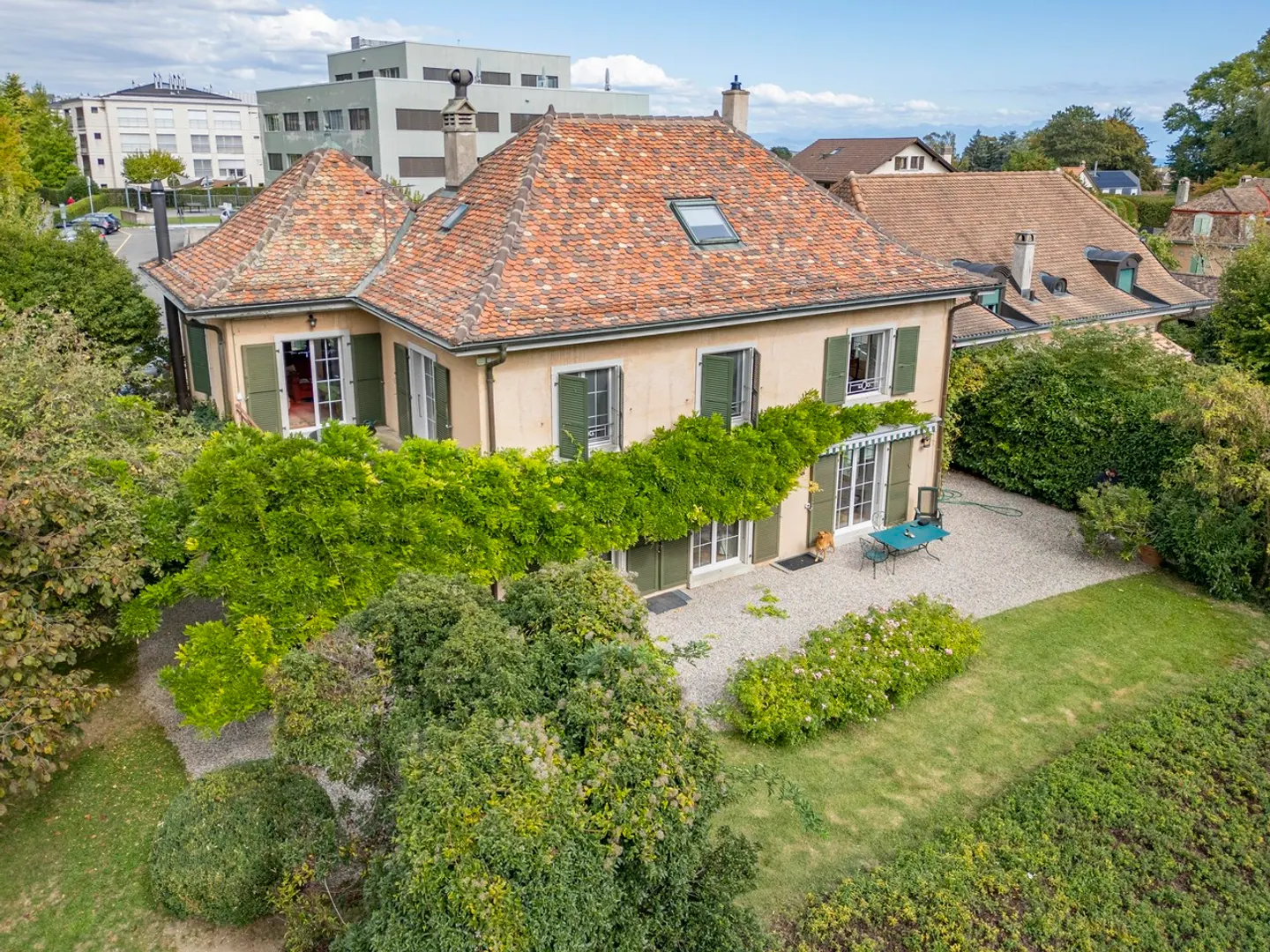 Characterful individual villa with large landscaped garden - Photo 14 of 15