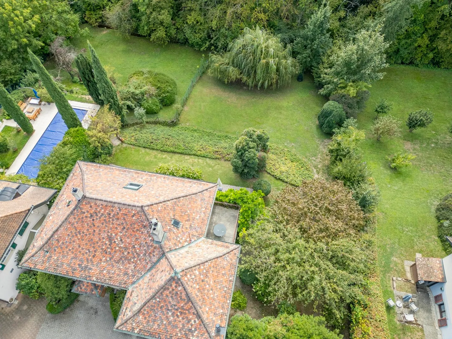 Characterful individual villa with large landscaped garden - Photo 15 of 15