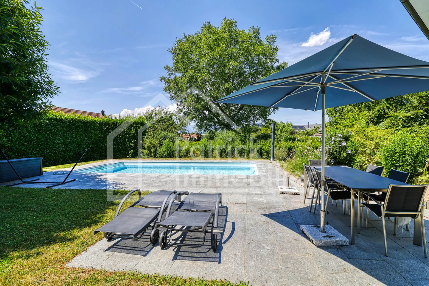 Villa con annesso, piscina e giardino - Situata in posizione tranquilla, a 13 km da Losanna - Foto 2 di 13