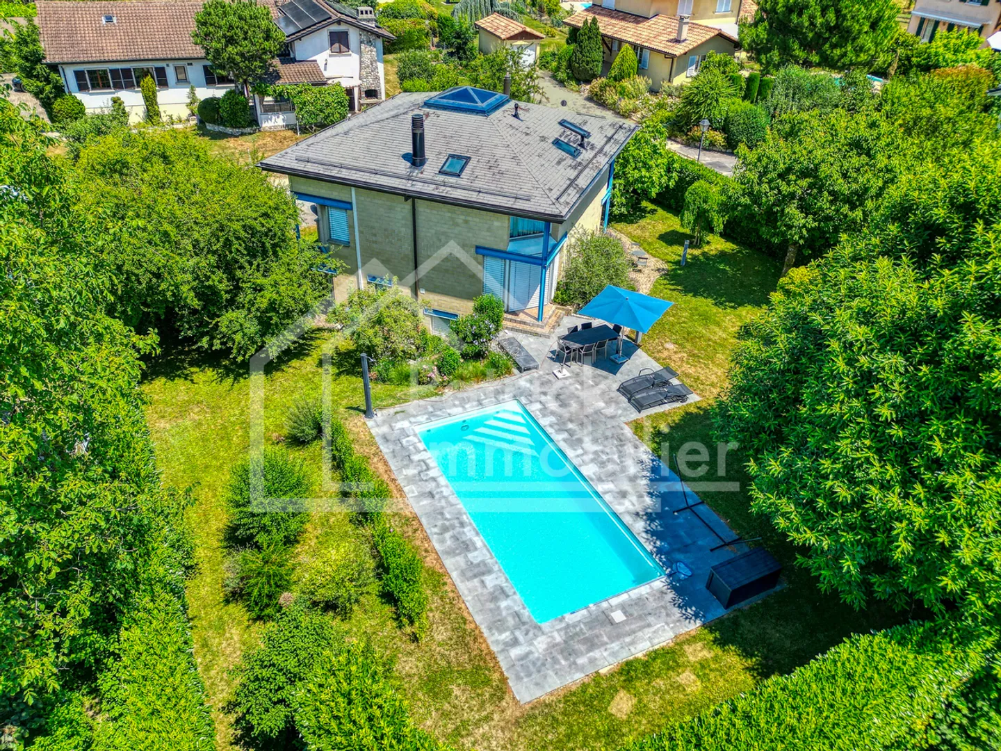 Villa con annesso, piscina e giardino - Situata in posizione tranquilla, a 13 km da Losanna - Foto 1 di 13