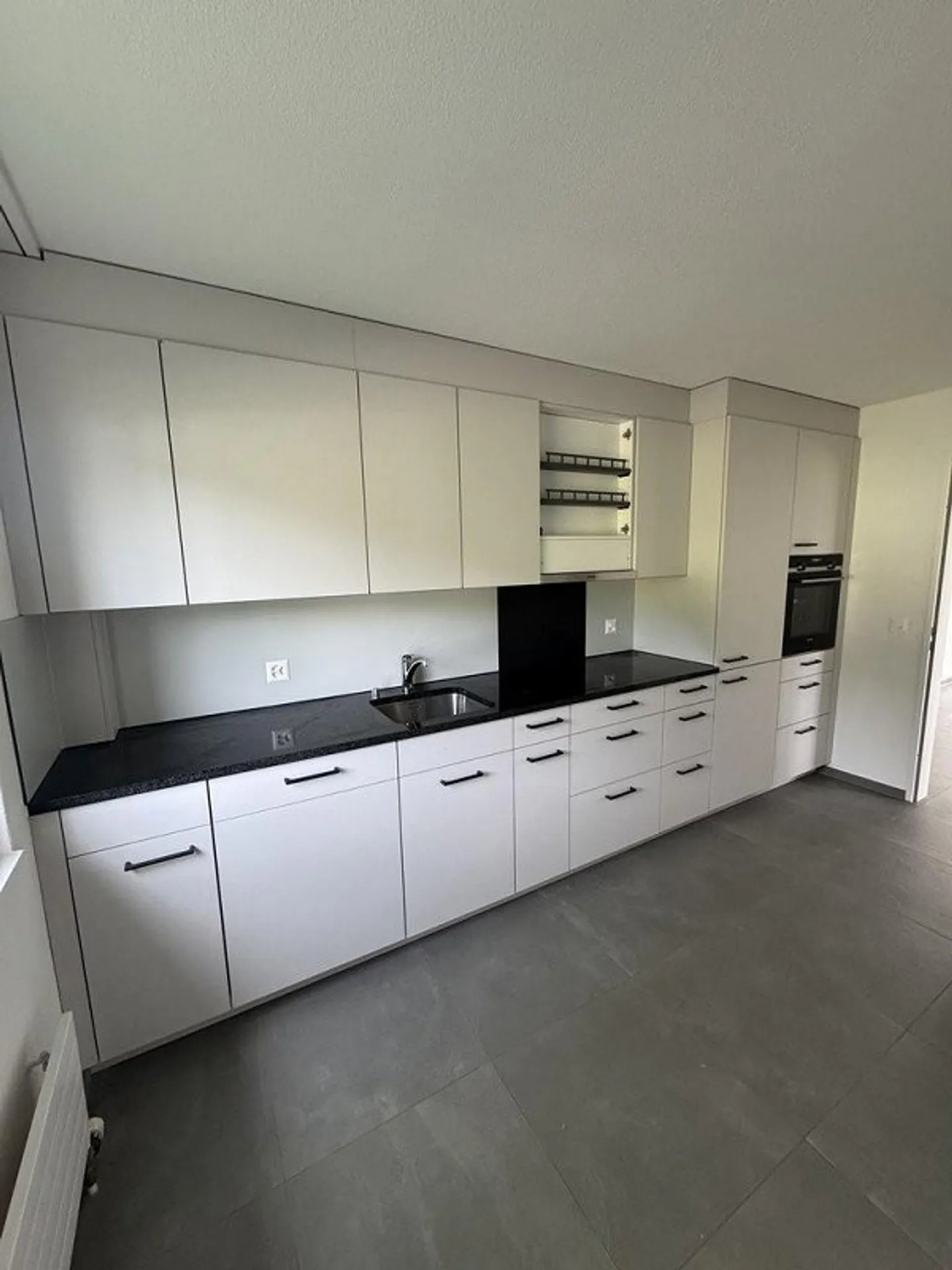 High-quality renovated 5.5-room apartment in a family-friendly location - Photo 1 of 12