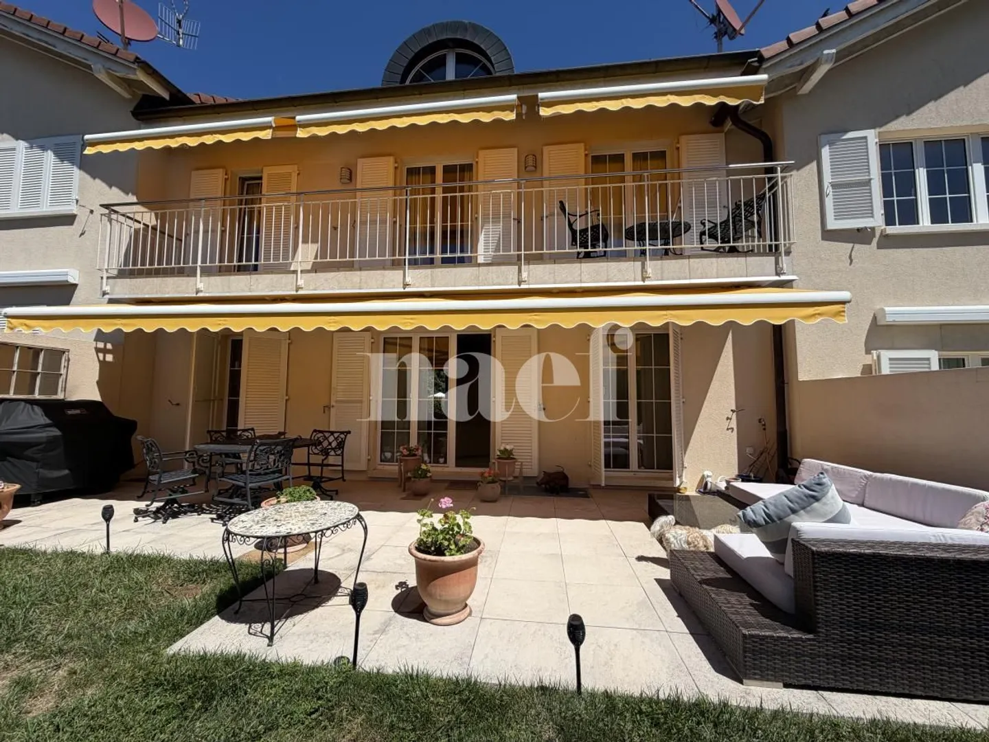 Beautiful 6.5-room adjoining villa with garden - Photo 1 of 13