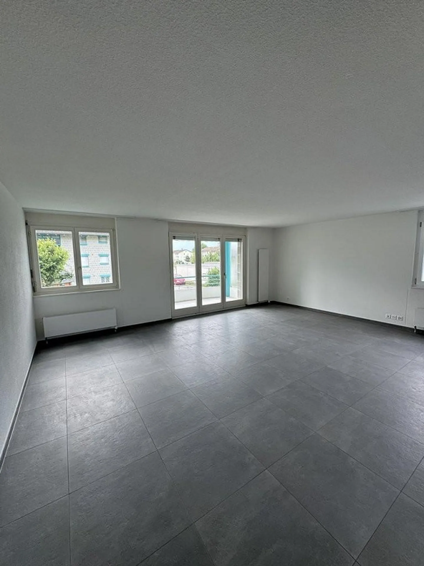 High-quality renovated 5.5-room apartment in a family-friendly location - Photo 5 of 12
